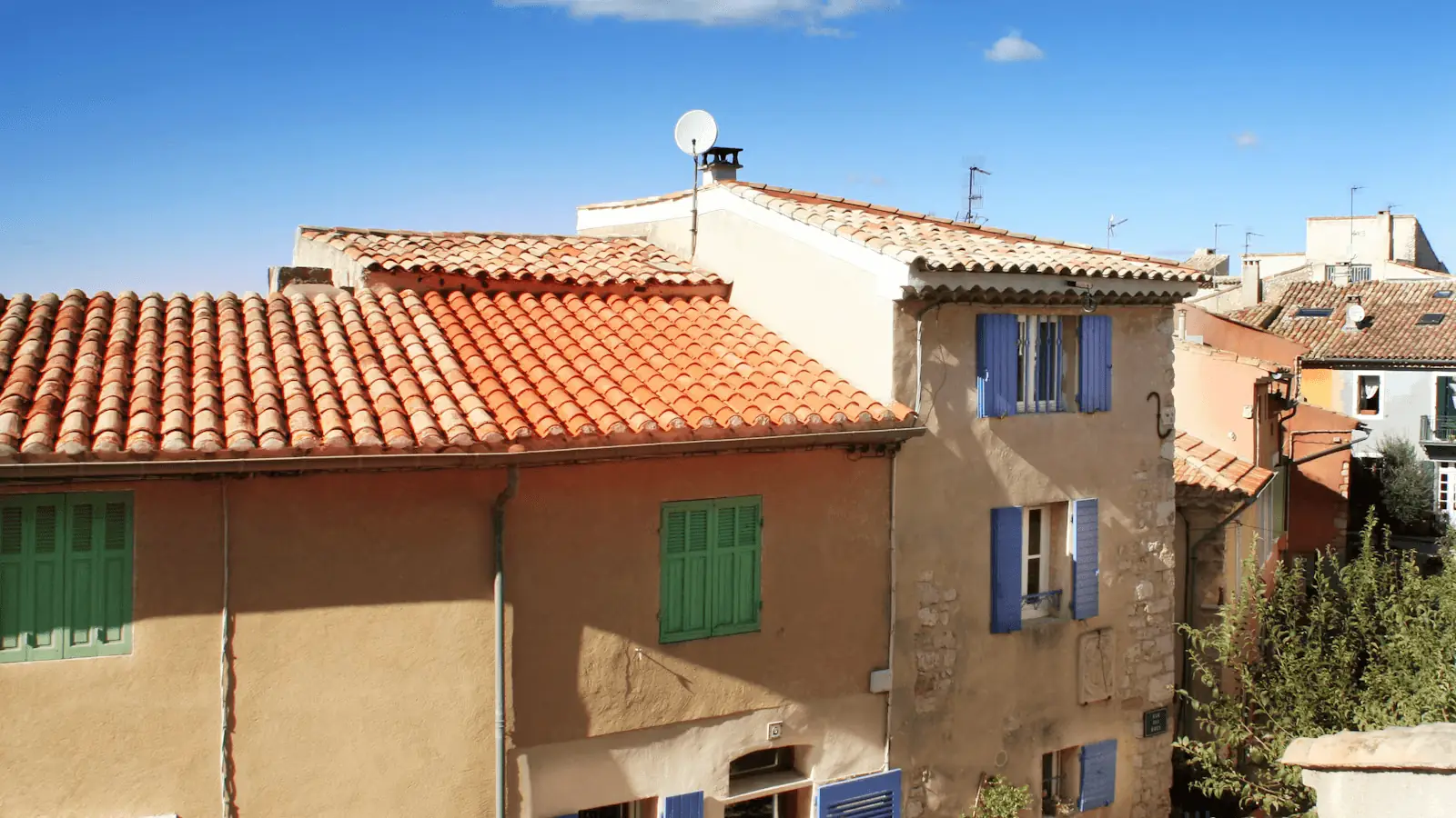 Toitures en tuiles de Provence dans le Var