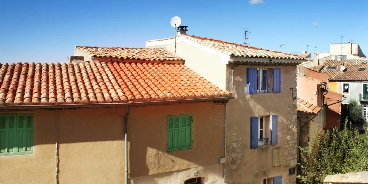 Toiture en tuiles de Provence rénovée dans le Var