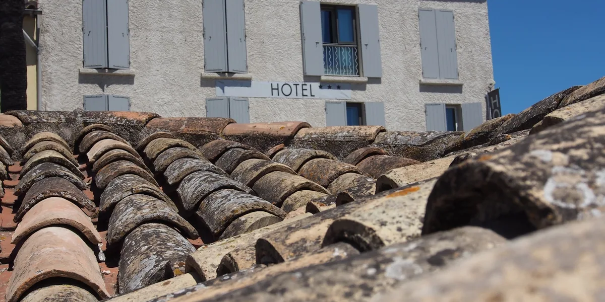 Travaux de maçonnerie sur une maison en pierre dans le Var
