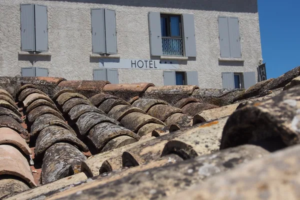 Travaux de maçonnerie sur un bâtiment en pierre